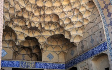 İran 'ın İsfahan ilinde yer alan Jameh Camii 9. yüzyılda inşa edilmiştir..