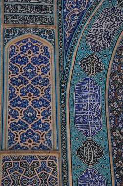 İran 'ın İsfahan ilinde yer alan Jameh Camii 9. yüzyılda inşa edilmiştir..