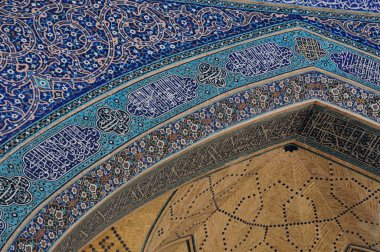 İran 'ın İsfahan ilinde yer alan Jameh Camii 9. yüzyılda inşa edilmiştir..