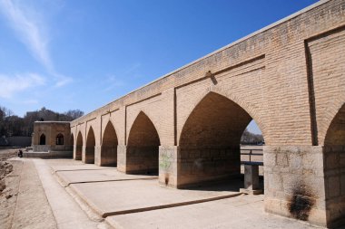 İran 'ın İsfahan ilinde yer alan Joubi Köprüsü 1665 yılında inşa edildi..