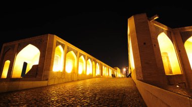 İran 'ın İsfahan ilindeki Khaju Köprüsü 1650 yılında inşa edildi..