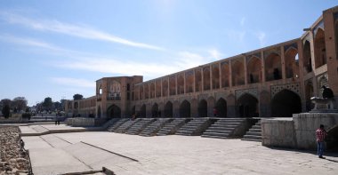 İran 'ın İsfahan ilindeki Khaju Köprüsü 1650 yılında inşa edildi..