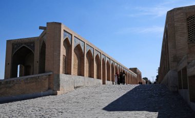 İran 'ın İsfahan ilindeki Khaju Köprüsü 1650 yılında inşa edildi..