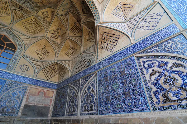 İran 'ın İsfahan ilinde yer alan Jameh Camii 9. yüzyılda inşa edilmiştir..