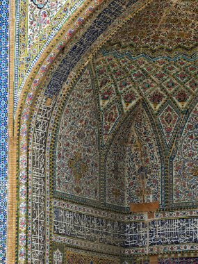 Şii, İran 'da yer alan Nasser Al-Mulk Camii 1888 yılında inşa edilmiştir. Renkli bir görüntüsü var..