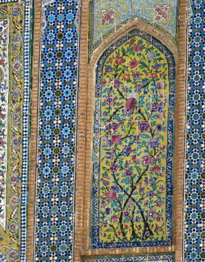 Şii, İran 'da yer alan Nasser Al-Mulk Camii 1888 yılında inşa edilmiştir. Renkli bir görüntüsü var..