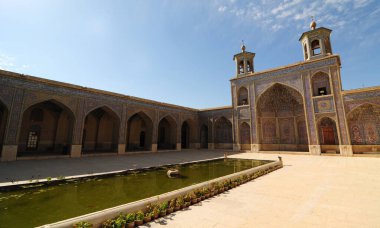 Şii, İran 'da yer alan Nasser Al-Mulk Camii 1888 yılında inşa edilmiştir. Renkli bir görüntüsü var..