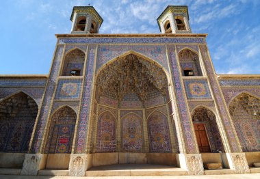 Şii, İran 'da yer alan Nasser Al-Mulk Camii 1888 yılında inşa edilmiştir. Renkli bir görüntüsü var..