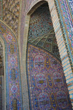 Şii, İran 'da yer alan Nasser Al-Mulk Camii 1888 yılında inşa edilmiştir. Renkli bir görüntüsü var..