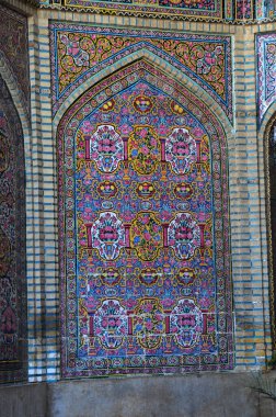 Şii, İran 'da yer alan Nasser Al-Mulk Camii 1888 yılında inşa edilmiştir. Renkli bir görüntüsü var..
