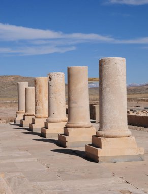 İran 'ın Shiraz kentinde ve Achaemenid Hanedanı' nın başkentinde yer alan Pasargad, yaklaşık 2500 yıl önce kuruldu..