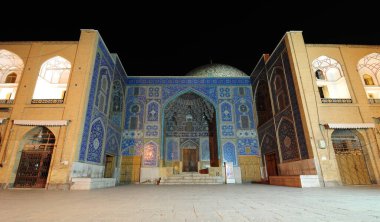 İran 'ın İsfahan kentindeki Şeyh Lutfullah Camii 17. yüzyılda inşa edildi. Çok zengin fayanslar kullanıldı..