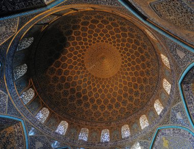 İran 'ın İsfahan kentindeki Şeyh Lutfullah Camii 17. yüzyılda inşa edildi. Çok zengin fayanslar kullanıldı..