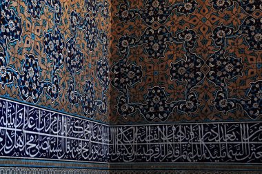 İran 'ın İsfahan kentindeki Şeyh Lutfullah Camii 17. yüzyılda inşa edildi. Çok zengin fayanslar kullanıldı..