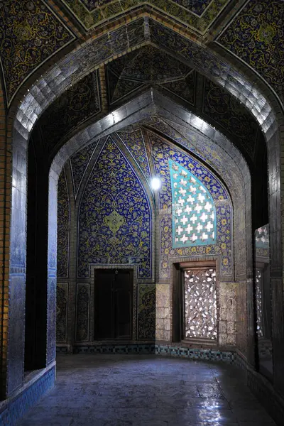 İran 'ın İsfahan kentindeki Şeyh Lutfullah Camii 17. yüzyılda inşa edildi. Çok zengin fayanslar kullanıldı..