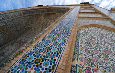İran 'ın Şiraz kentindeki Vekil Camii 18. yüzyılda inşa edildi..