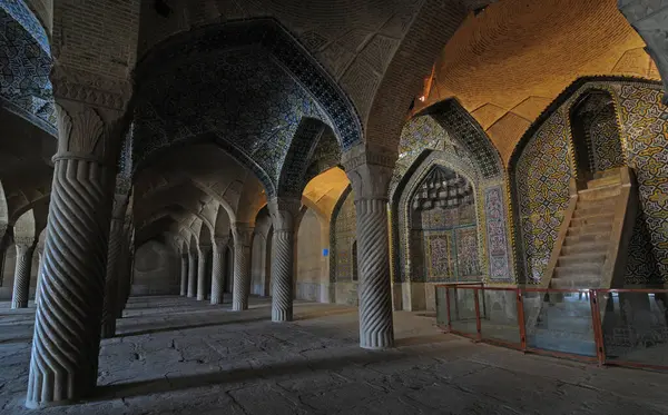 İran 'ın Şiraz kentindeki Vekil Camii 18. yüzyılda inşa edildi..