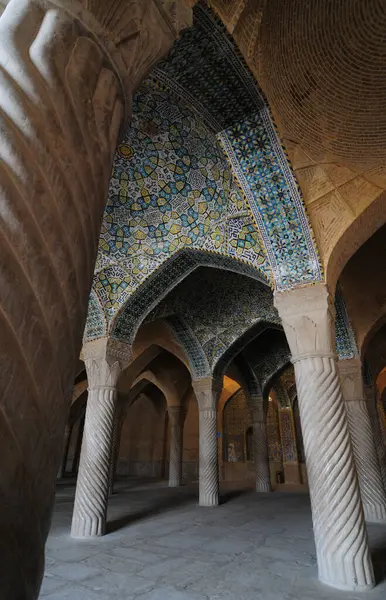 İran 'ın Şiraz kentindeki Vekil Camii 18. yüzyılda inşa edildi..
