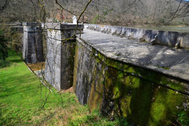 Bahcekoy, İstanbul, Türkiye 'de tarihi Valide Sultan Barajı.