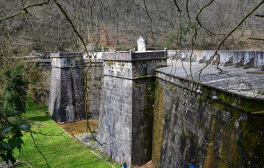 Bahcekoy, İstanbul, Türkiye 'de tarihi Valide Sultan Barajı.