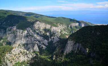 Altinoluk, Türkiye. 13 Haziran 2023. Türkiye 'nin Altinoluk ilçesinin Sahindere Kanyonu' ndaki Cam Teras manzarası