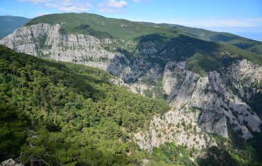 Altinoluk, Türkiye. 13 Haziran 2023. Türkiye 'nin Altinoluk ilçesinin Sahindere Kanyonu' ndaki Cam Teras manzarası