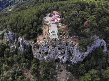 Altinoluk, Türkiye. 13 Haziran 2023. Türkiye 'nin Altinoluk ilçesinin Sahindere Kanyonu' ndaki Cam Teras manzarası