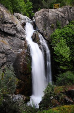 Türkiye 'nin Balikesir kentindeki Hasanboguldu Gölü ve Suteven Şelalesi bölgedeki en turistik yerler.