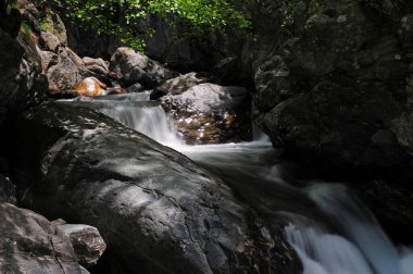 Türkiye 'nin Balikesir kentindeki Hasanboguldu Gölü ve Suteven Şelalesi bölgedeki en turistik yerler.