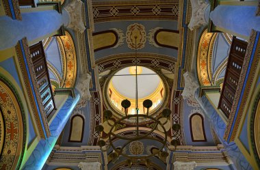 Cunda Adası, Turkey. 11 Ağustos 2019. Balikesir 'in Cunda Adası' ndaki Tarihi Taksiyarhis Kilisesinden bir manzara