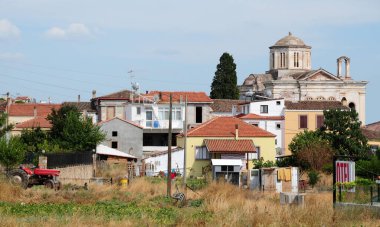Cunda Adası, Turkey. 11 Ağustos 2019. Balikesir 'in Cunda Adası' ndaki Tarihi Taksiyarhis Kilisesinden bir manzara