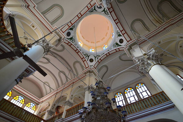 Мечеть Саатли, расположенная в турецком городе Айвалик, была построена как церковь в XIX веке. Турки превратили его в мечеть..