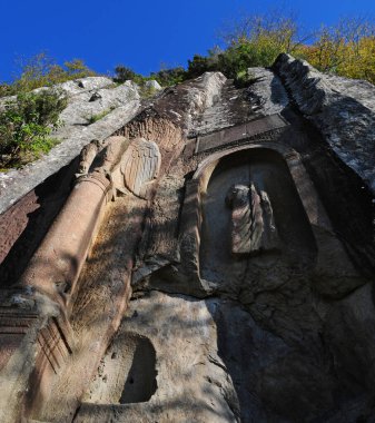 Türkiye 'nin Amasra kentinde bulunan Kuskayasi Anıtı, Romalılar tarafından 1. yüzyılda inşa edildi..