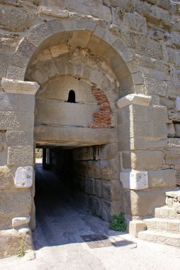 Türkiye 'nin Amasra kentindeki Tarihi Kemere Köprüsü Roma döneminde inşa edilmiştir..