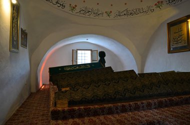 Osmanlı İmparatorluğu 'nun ruhani kurucusu Edebali, Türkiye' nin Bilecik kentindeki Seyh Edebali mezarlığına gömüldü..