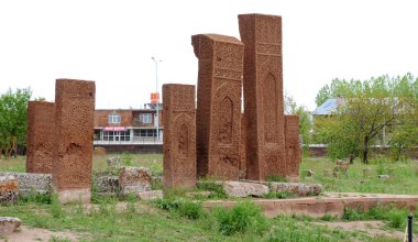 Türkiye 'nin Ahlat kentindeki Seljuk mezarlığı önemli bir turizm bölgesidir..