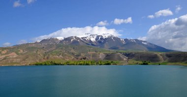 Adilcevaz 'daki Aygir Gölü, Bitlis, Türkiye.