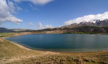 Adilcevaz 'daki Aygir Gölü, Bitlis, Türkiye.
