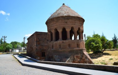 Seljuk döneminde Türkiye 'nin Ahlat ilçesinde yer alan Bayindir Camii ve Cupola inşa edildi..