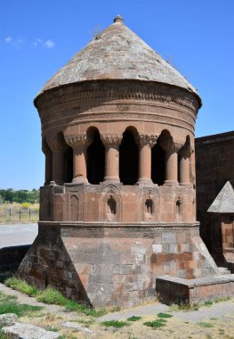 Seljuk döneminde Türkiye 'nin Ahlat ilçesinde yer alan Bayindir Camii ve Cupola inşa edildi..