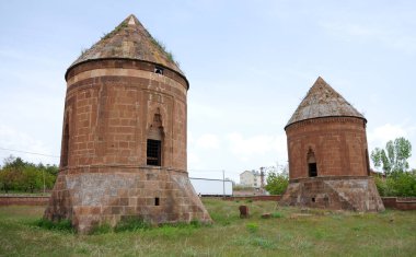 Türkiye 'nin Ahlat kentindeki İkiz Kasalar 13. yüzyılda inşa edildi..