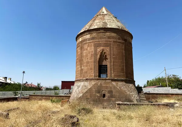 Türkiye 'nin Ahlat kentindeki İkiz Kasalar 13. yüzyılda inşa edildi..