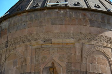 Türkiye 'nin Guroymak kentinde yer alan Kalender Baba Mezarı 11. yüzyılda inşa edildi..