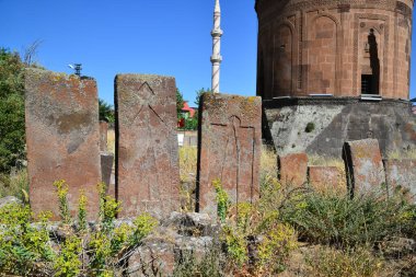 Türkiye 'nin Guroymak kentinde yer alan Kalender Baba Mezarı 11. yüzyılda inşa edildi..