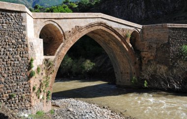 Bitlis, Türkiye 'de yer alan Kasrik Köprüsü 16. yüzyılda inşa edildi..