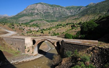 Bitlis, Türkiye 'de yer alan Kasrik Köprüsü 16. yüzyılda inşa edildi..