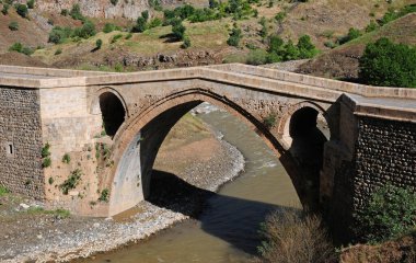 Bitlis, Türkiye 'de yer alan Kasrik Köprüsü 16. yüzyılda inşa edildi..
