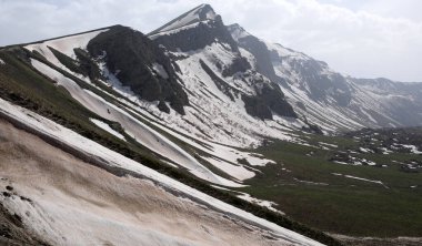 Bitlis, Türkiye 'de yer alan Nemrut Dağı ve krater gölleri çok önemli bir turizm bölgesidir..