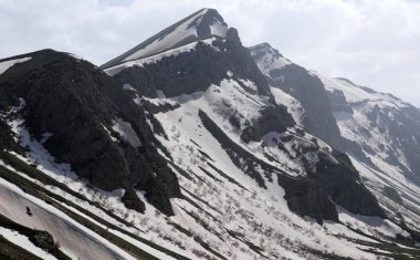 Bitlis, Türkiye 'de yer alan Nemrut Dağı ve krater gölleri çok önemli bir turizm bölgesidir..