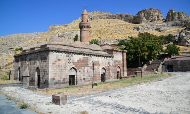 Türkiye 'nin Adilcevaz ilçesinde yer alan Tuğul Bey Camii 16. yüzyılda inşa edildi..